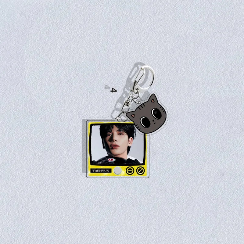 TXT Group Choi Soo-Bin Choi Yeon-Jun Choi  Kyu TAEHYUN and Hugh Young-kai Acrylic Keychain 1114